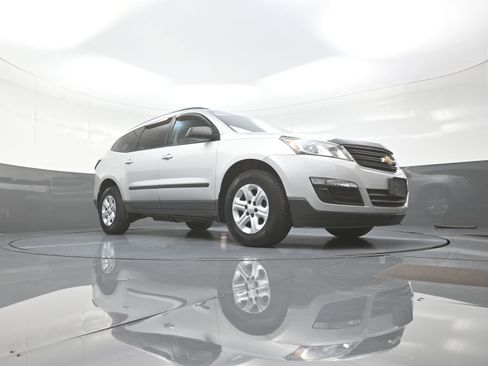 Used 2017 Chevrolet Traverse LS AWD/4WD image 9