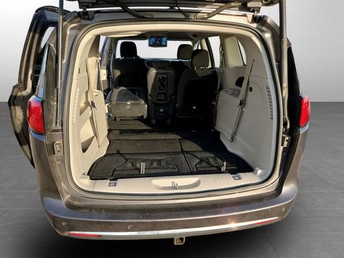 Used 2018 Chrysler Pacifica Touring Plus w/ Tire & Wheel Group FWD image 29