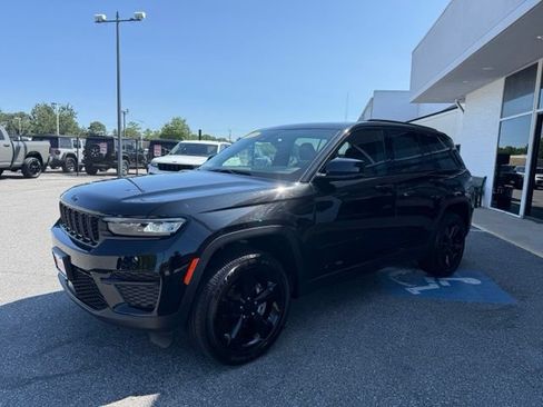 Used 2023 Jeep Grand Cherokee Altitude AWD/4WD image 10