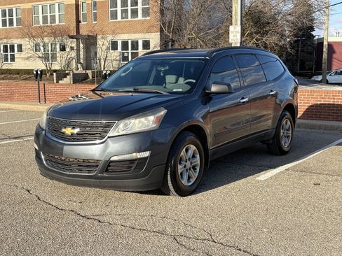 Used 2014 Chevrolet Traverse LS FWD image 2