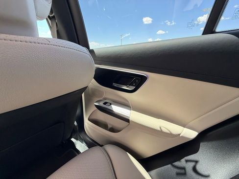 Used 2025 Mercedes-Benz GLC 300 image 21