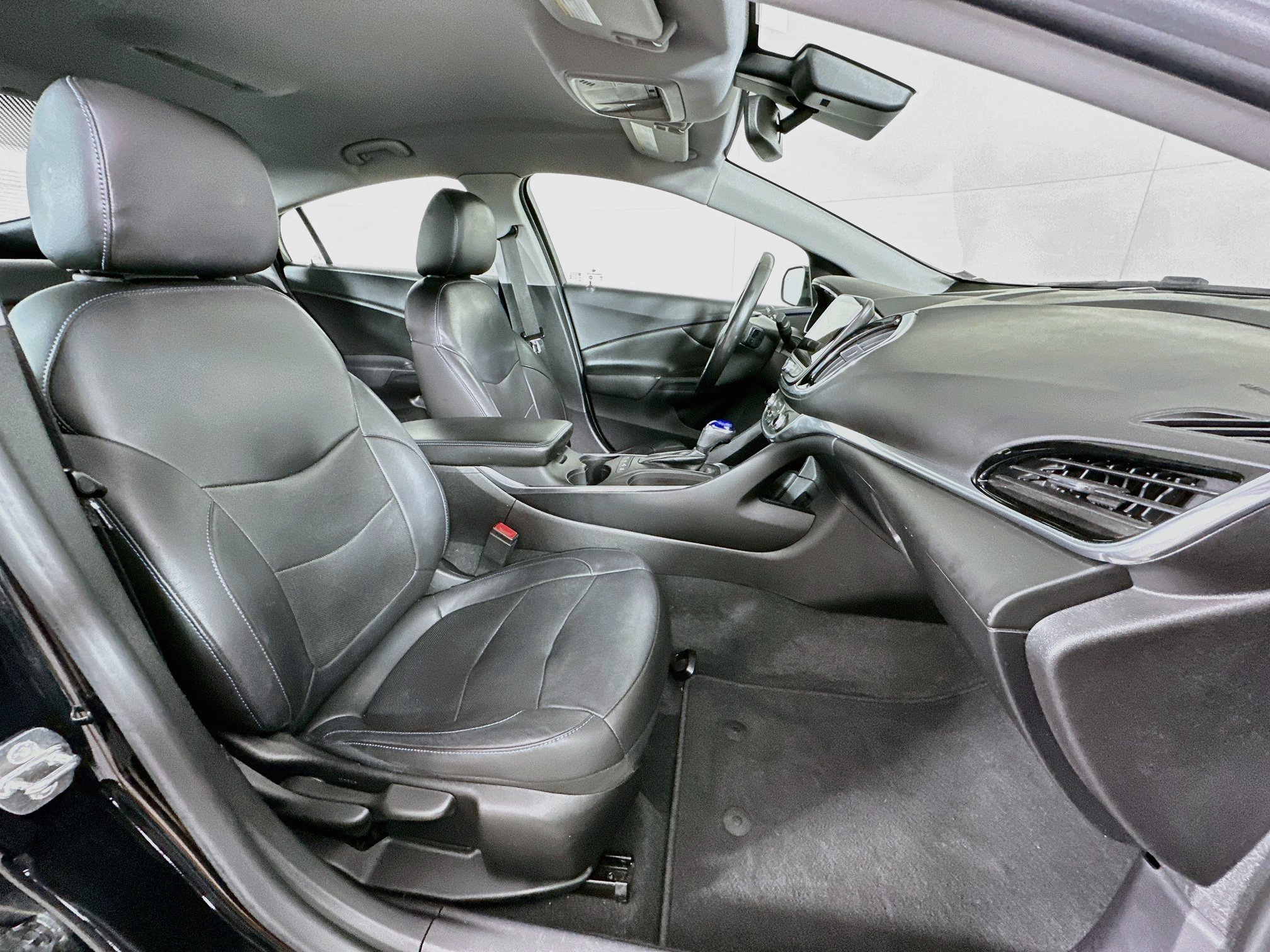 Used 2018 Chevrolet Volt Premier w/ Driver Confidence Package FWD image 31