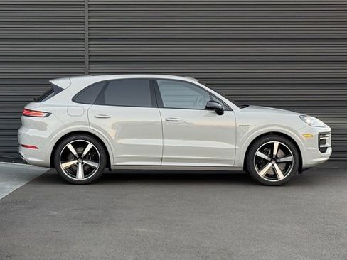 New 2025 Porsche Cayenne Turbo image 8