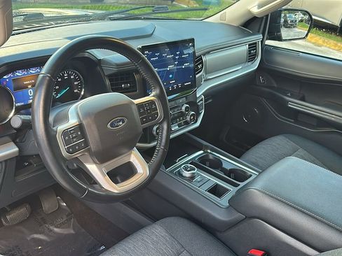 Used 2023 Ford Expedition XLT image 12