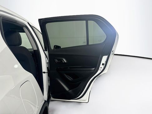 Used 2022 Chevrolet Trax LS w/ Tint and Cruise Package FWD image 29
