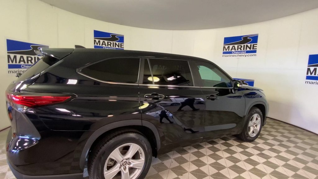 Used 2023 Toyota Highlander LE FWD image 2