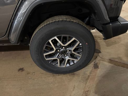 Used 2025 Jeep Wrangler Unlimited Sahara AWD/4WD image 28