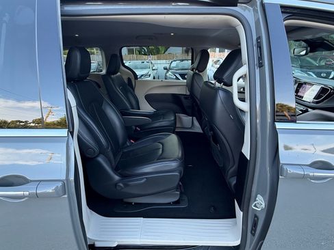 Used 2021 Chrysler Pacifica Touring-L FWD image 18