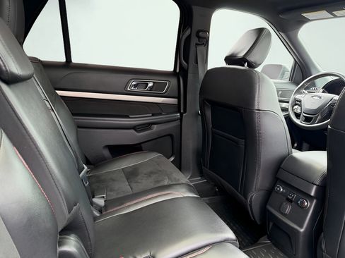 Used 2019 Ford Explorer XLT w/ Equipment Group 202A AWD/4WD image 31