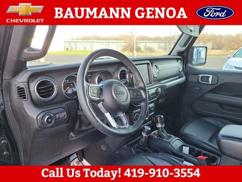Used 2018 Jeep Wrangler Unlimited Sahara AWD/4WD image 3