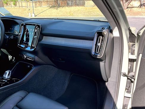 Used 2025 Volvo XC40 B5 Plus image 19