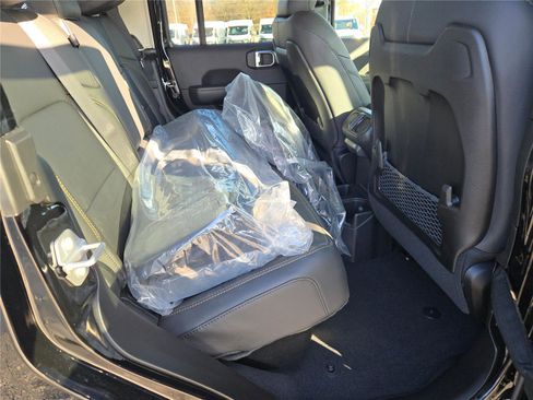 New 2026 Jeep Gladiator Sahara image 9