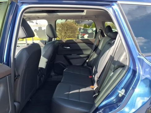 Used 2023 Nissan Rogue SV w/ SV Premium B Package image 5