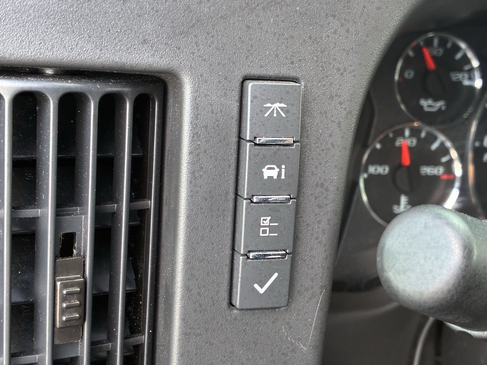Used 2025 Chevrolet Express 2500 w/ Driver Convenience Package RWD image 32
