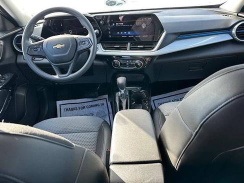 Used 2025 Chevrolet Trax LT w/ Sunroof Package image 20