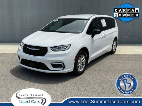 Used 2025 Chrysler Pacifica Select FWD image 1