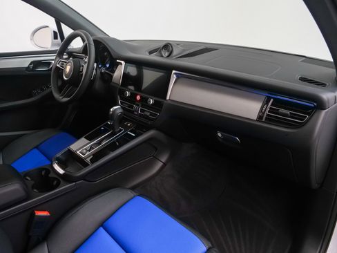 Used 2025 Porsche Macan image 25