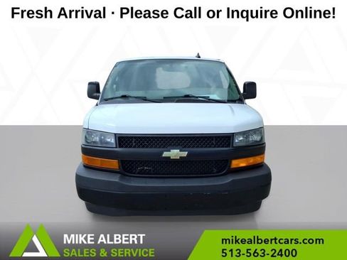 Used 2021 Chevrolet Express 3500 w/ Driver Convenience Package RWD image 2