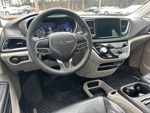 Used 2022 Chrysler Pacifica Touring-L image 22