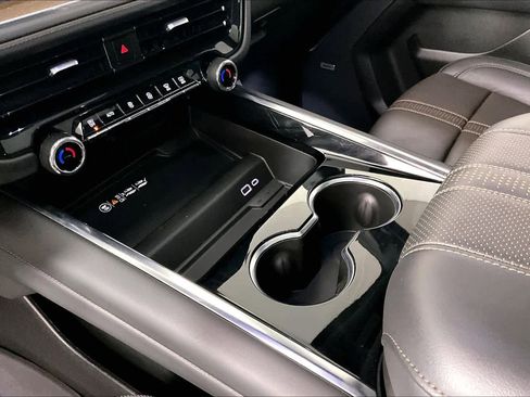 Used 2025 Chevrolet Suburban High Country image 15