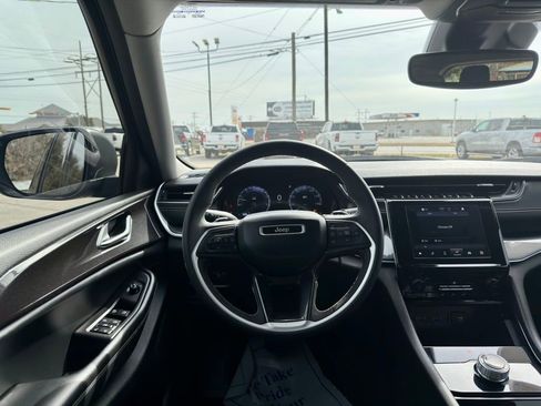 Used 2023 Jeep Grand Cherokee L Laredo image 14