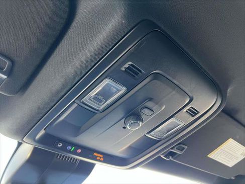 Used 2025 Chevrolet Suburban LT image 31