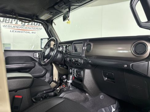 Used 2020 Jeep Gladiator Sport w/ Quick Order Package 24S image 29