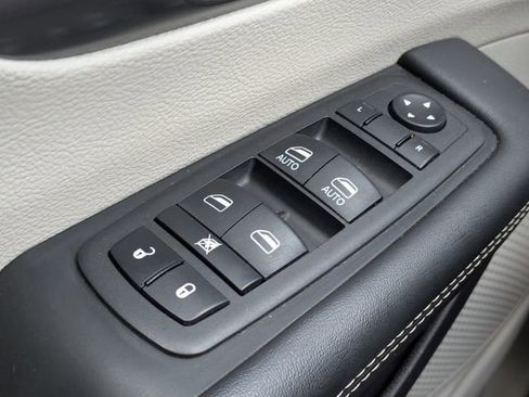 Used 2023 Chrysler Pacifica Touring-L FWD image 26