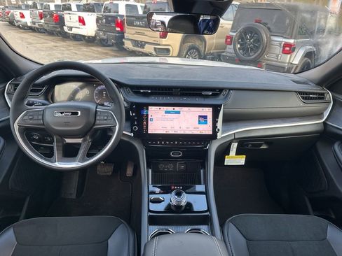New 2026 Jeep Grand Cherokee Altitude image 14