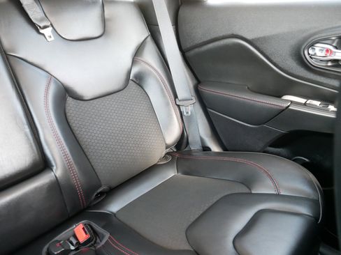 Used 2021 Jeep Cherokee Trailhawk image 14