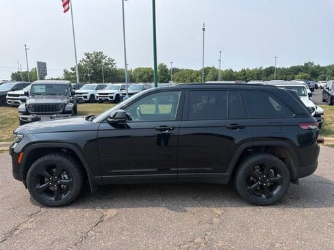 Used 2024 Jeep Grand Cherokee Altitude AWD/4WD image 2