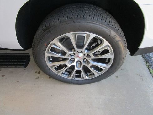 New 2026 GMC Yukon XL Denali w/ Denali Reserve Package RWD image 10