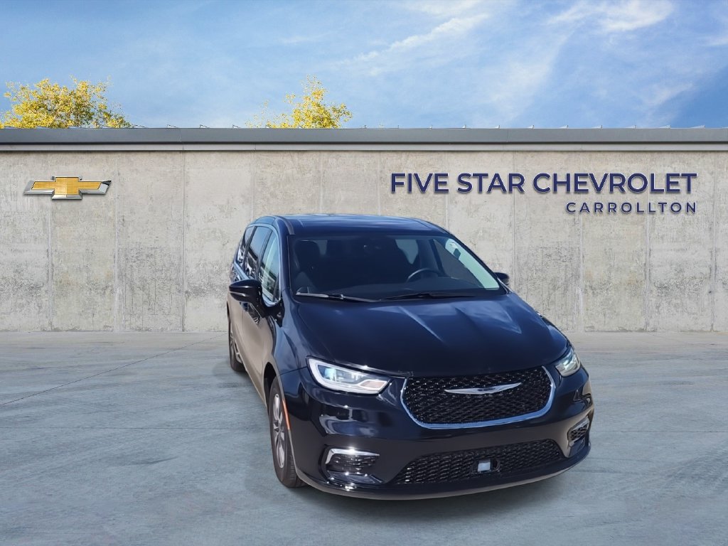 Used 2024 Chrysler Pacifica Limited FWD image 3