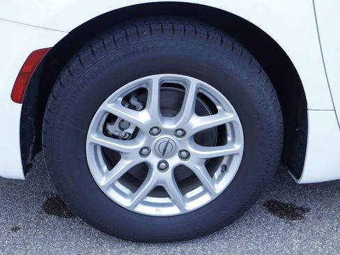 Certified 2023 Chrysler Pacifica Touring-L FWD image 13