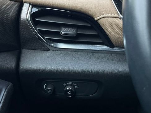 Used 2023 Chevrolet Traverse Premier FWD image 14