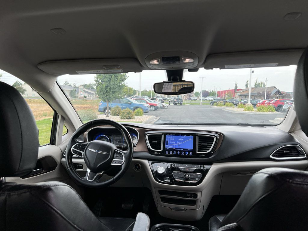 Used 2017 Chrysler Pacifica Touring-L FWD image 25