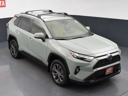 Used 2022 Toyota RAV4 XLE Premium AWD/4WD image 24