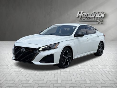 Used 2024 Nissan Altima 2.5 SR w/ SR Premium Package FWD image 5
