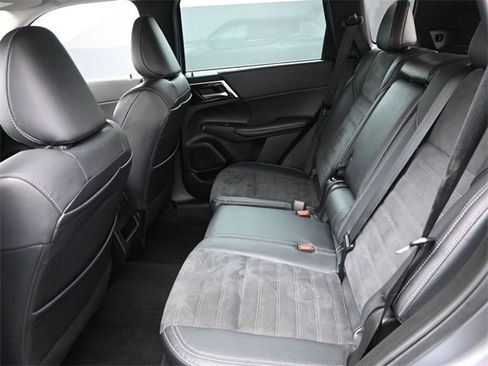 Used 2023 Mitsubishi Outlander SE image 11
