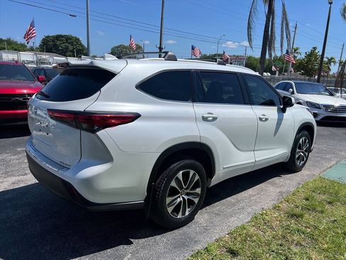 Used 2022 Toyota Highlander XLE AWD/4WD image 5