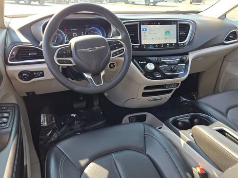 Used 2023 Chrysler Pacifica Touring-L FWD image 6