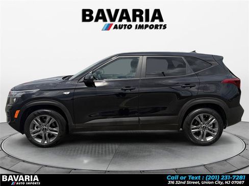 Used 2023 Kia Seltos LX AWD/4WD image 2