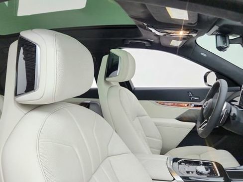 Used 2026 BMW 740i w/ Premium Package RWD image 22