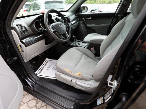 Used 2013 Kia Sorento LX w/ Third Row Pkg image 17