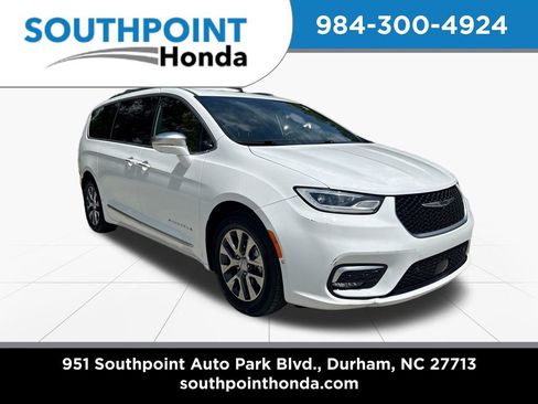 Used 2022 Chrysler Pacifica Pinnacle FWD image 1