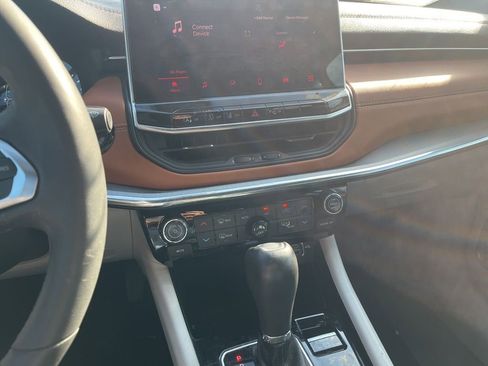 Used 2023 Jeep Compass Limited image 3