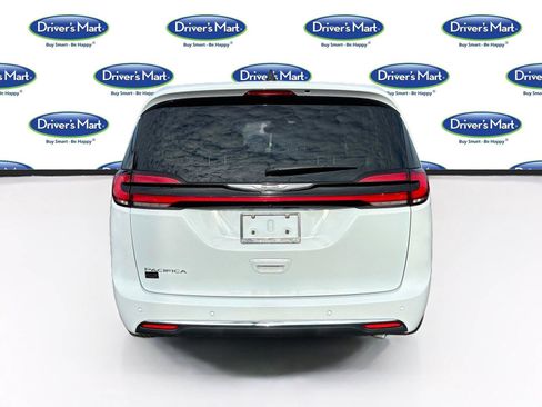 Used 2023 Chrysler Pacifica Touring-L FWD image 6