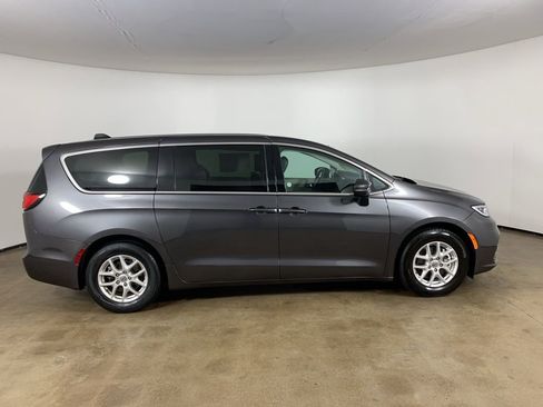 Used 2023 Chrysler Pacifica Touring-L image 7