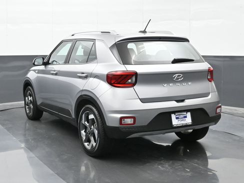 Used 2024 Hyundai Venue SEL image 6