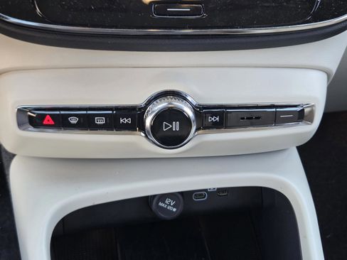 Used 2026 Volvo XC40 B5 Plus w/ Protection Package Premier image 17